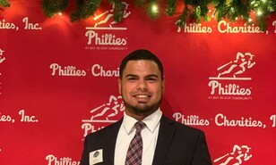 Edwin Soto no lleg&oacute; como jardinero pero alcanz&oacute; la alta gerencia de los Filis de Filadelfia