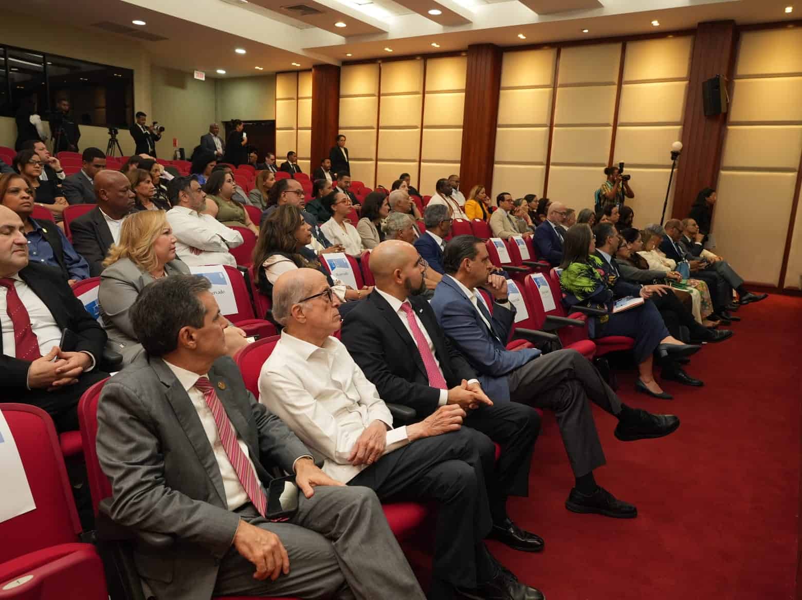 Parte de los participantes en el informe del PNUD presentado este martes en la Universidad Católica Madre y Maestra.