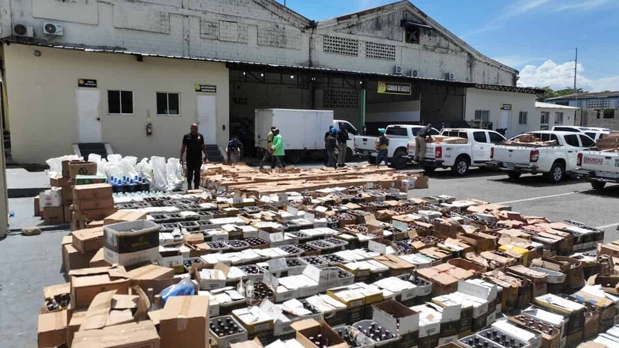 Así operaba una de las mayores fábricas clandestinas de alcohol adulterado en San Cristóbal Así operaba una de las mayores fábricas clandestinas de alcohol adulterado en San Cristóbal