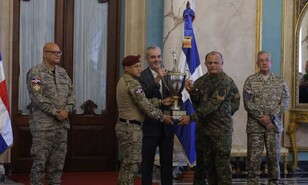 Abinader: "Fuerzas Armadas est&aacute;n m&aacute;s preparadas y equipadas que en 2020"