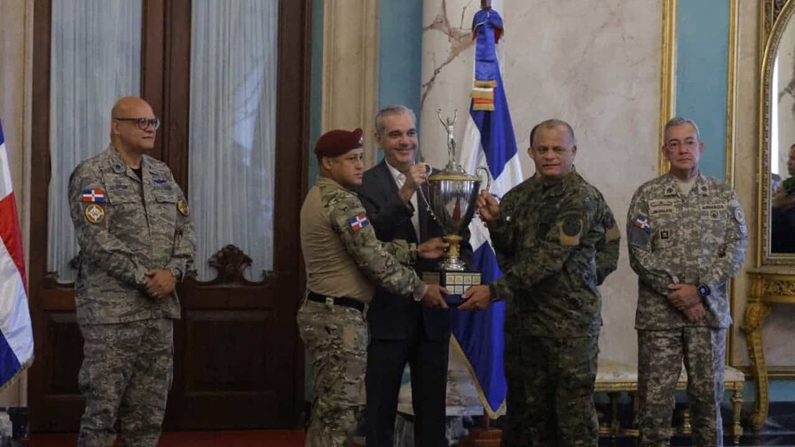 Abinader: "Fuerzas Armadas est&aacute;n m&aacute;s preparadas y equipadas que en 2020"