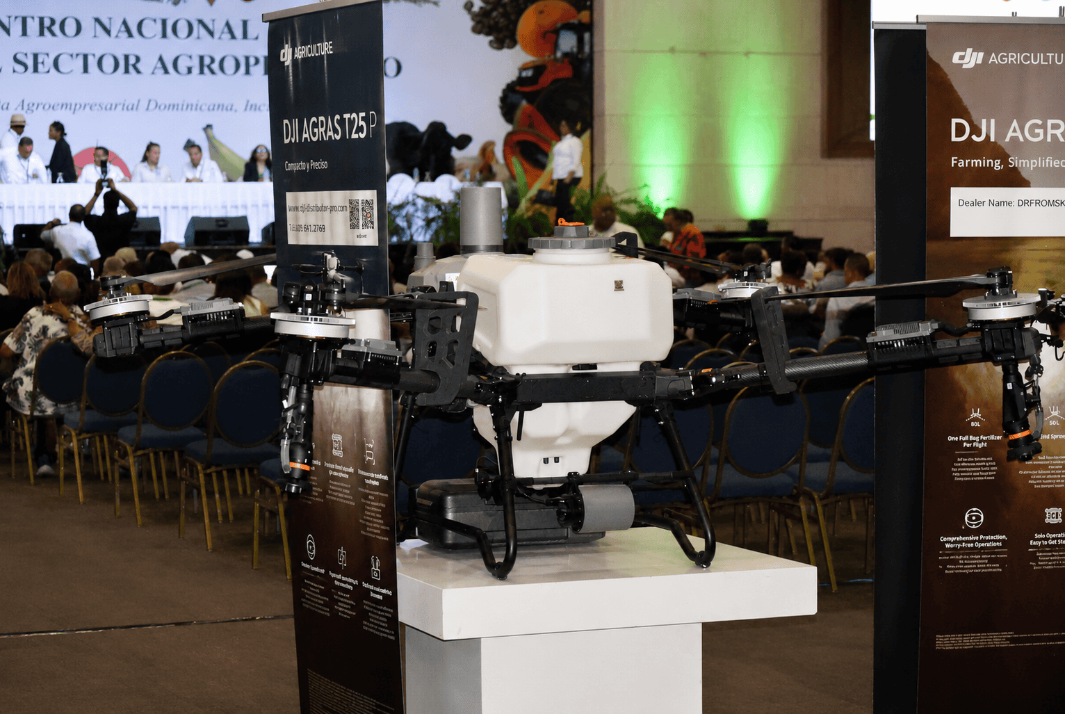 Un dron agr&iacute;cola es exhibido el 2 de septiembre de 2026, en el marco del XXVIII Encuentro de L&iacute;deres del Sector Agropecuario, en B&aacute;varo, Punta Cana.