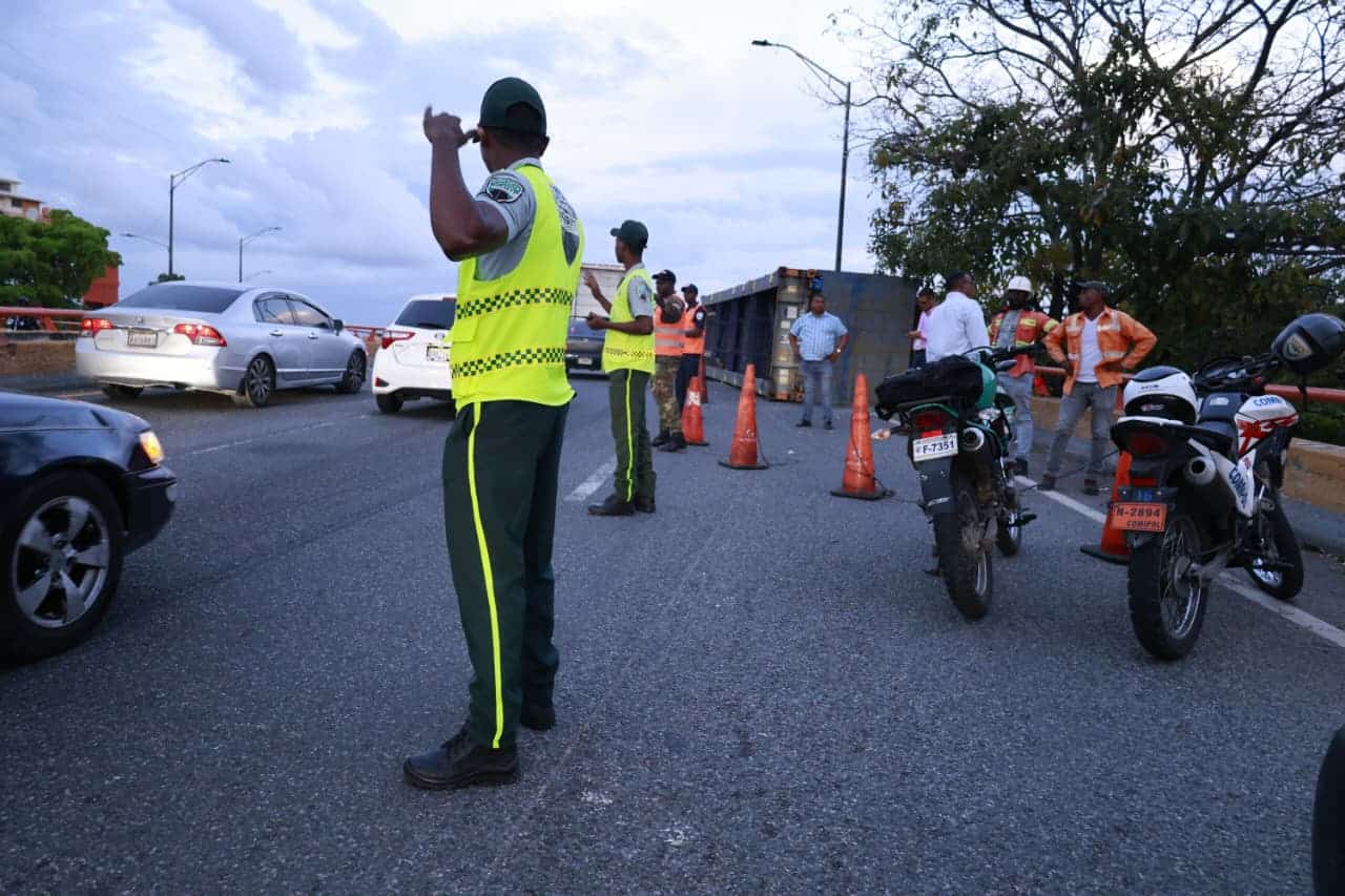 Agentes de la Digesett regulan el tránsito en la zona.