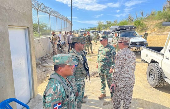 Comandante general del Ej&eacute;rcito recorre verja desde Manzanillo hasta Dajab&oacute;n