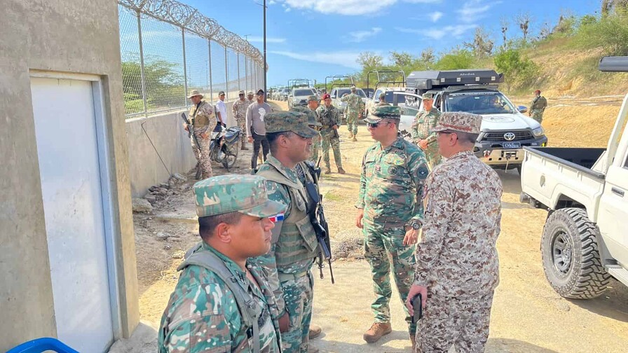 Comandante general del Ejército recorre verja desde Manzanillo hasta Dajabón