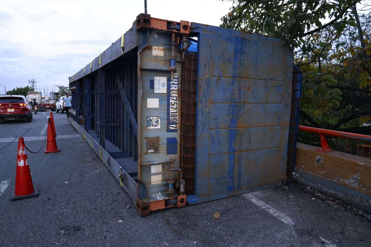 La patana iba cargada de varillas.