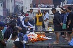 Familias celebran funerales sin cuerpos mientras Nepal busca a miles de desaparecidos Familias celebran funerales sin cuerpos mientras Nepal busca a miles de desaparecidos
