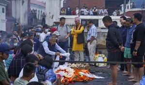 Familias celebran funerales sin cuerpos mientras Nepal busca a miles de desaparecidos