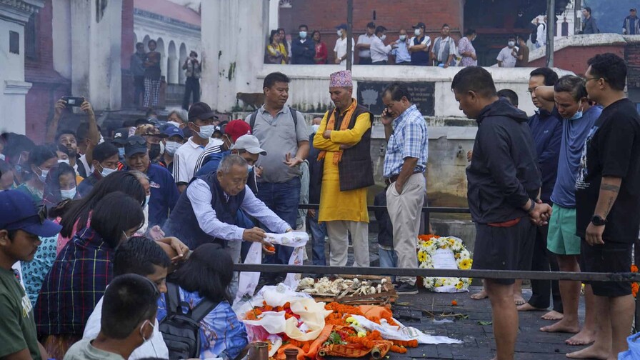 Familias celebran funerales sin cuerpos mientras Nepal busca a miles de desaparecidos