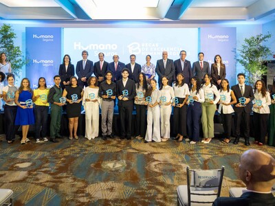 Humanos Seguro entrega 20 becas universitarias