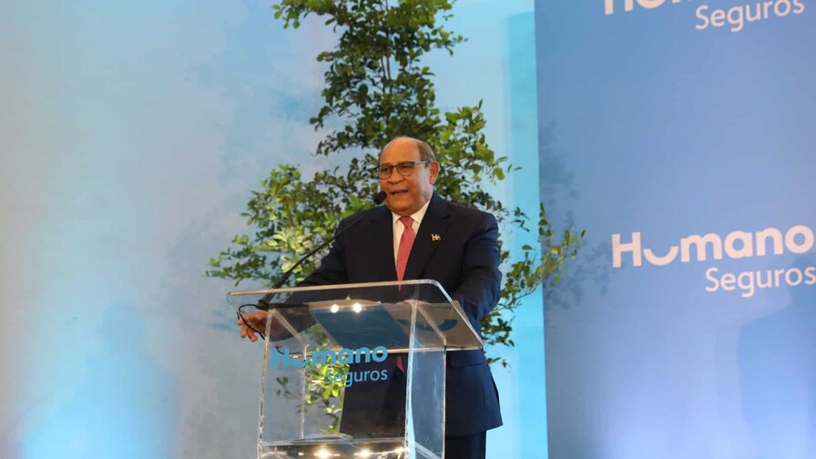 Santos Bad&iacute;a llama a empresas a financiar m&aacute;s becas para estudiantes