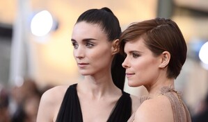 Juntas y al un&iacute;sono: Kate y Rooney Mara sorprenden en Venecia como hermanas simbi&oacute;ticas