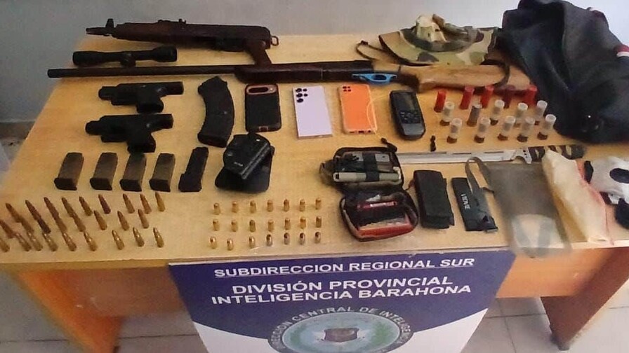 Apresan a ocho personas durante operativo; ocupan fusil, Glock, escopeta y 83 municiones Apresan a ocho personas durante operativo; ocupan fusil, Glock, escopeta y 83 municiones