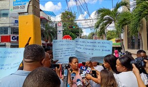 Entre l&aacute;grimas y oraciones, familiares y residentes respaldan a pastor acusado de abusos en Haina