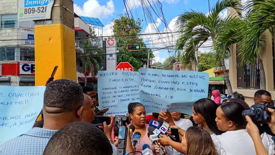 Entre l&aacute;grimas y oraciones, familiares y residentes respaldan a pastor acusado de abusos en Haina