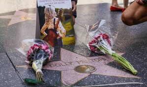 Reparan la estrella de Dolly Parton en el Paseo de la Fama, tras ser vandalizada