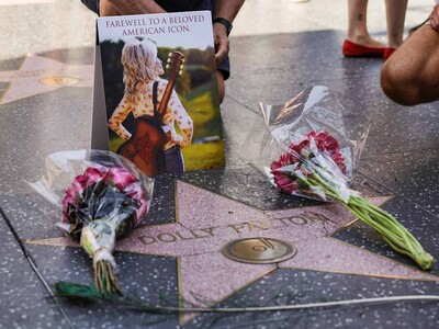 Reparan estrella de Dolly Parton en Paseo de la Fama