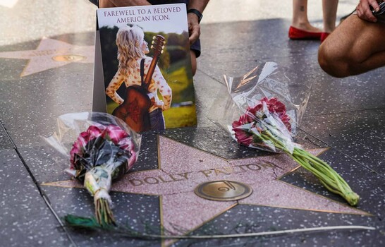 Reparan la estrella de Dolly Parton en el Paseo de la Fama, tras ser vandalizada