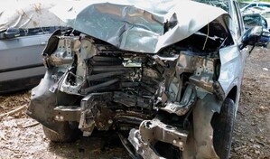 Veh&iacute;culo derriba dos postes del tendido el&eacute;ctrico al volcarse en avenida de Santiago