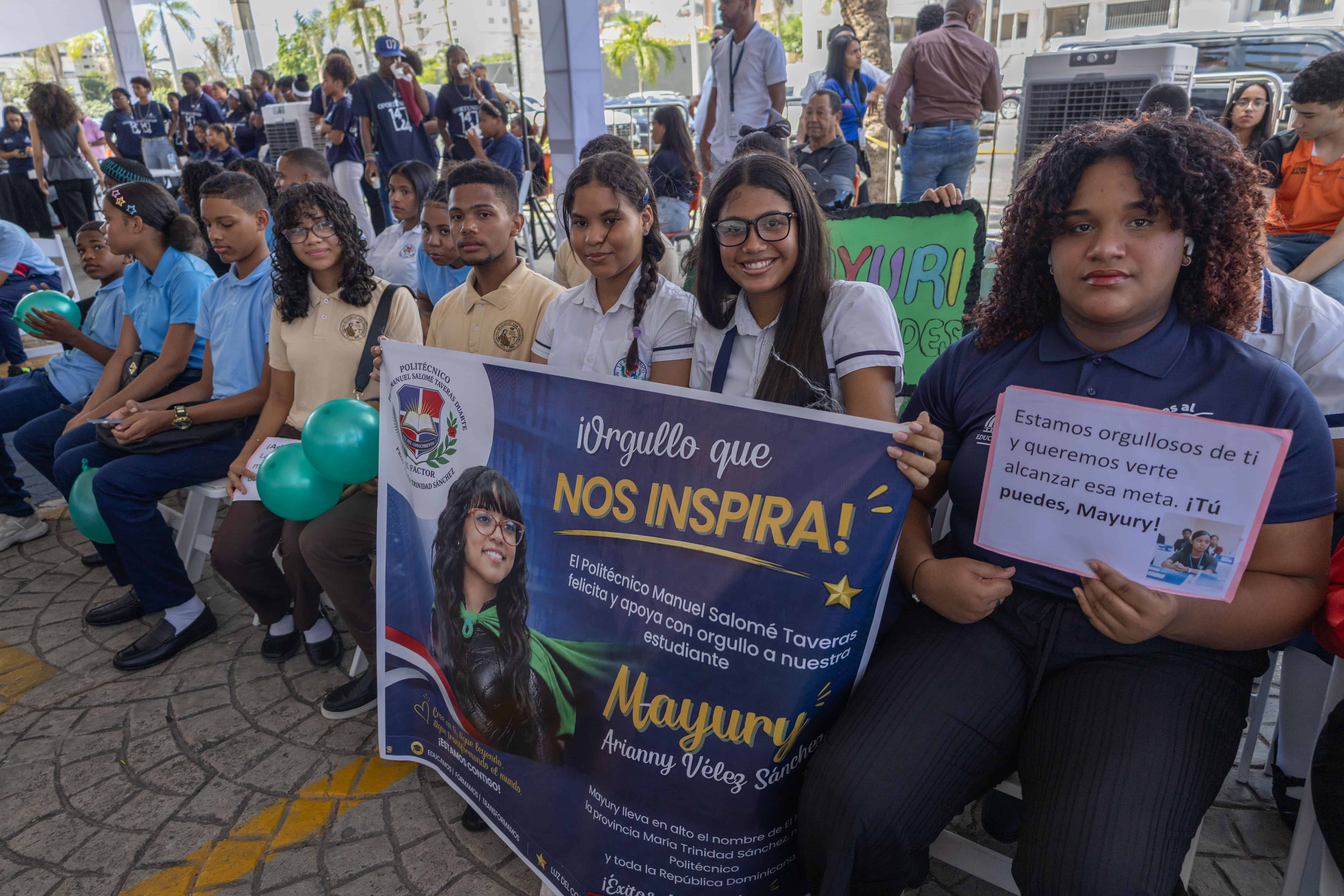Amigos y compañeros de clase de Mayury, representante de María Trinidad Sánchez,una de las chicas lectoras, acudieron a apoyarla.