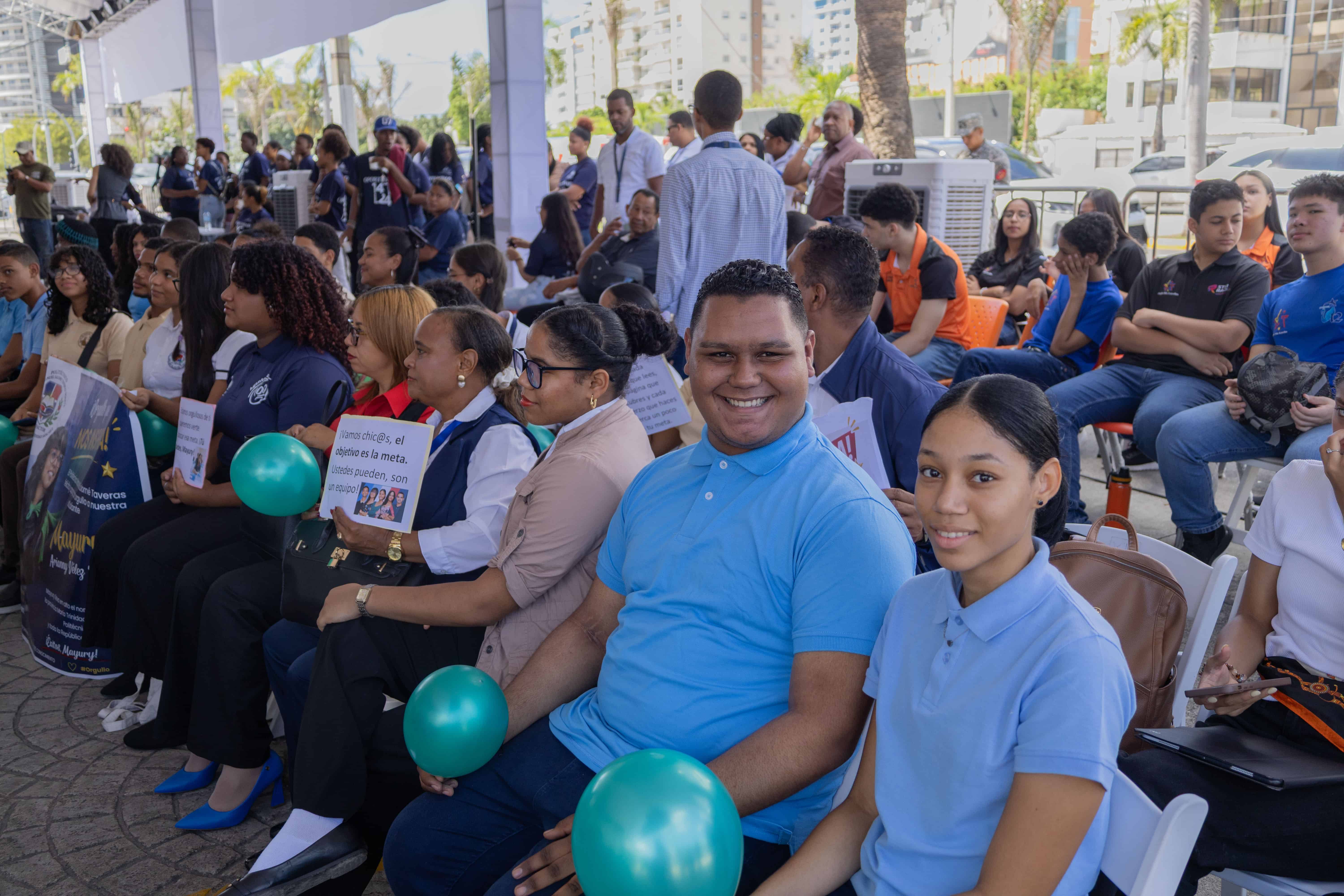 Amigos y compañeros de clase de Mayury, representante de María Trinidad Sánchez,una de las chicas lectoras, acudieron a apoyarla.