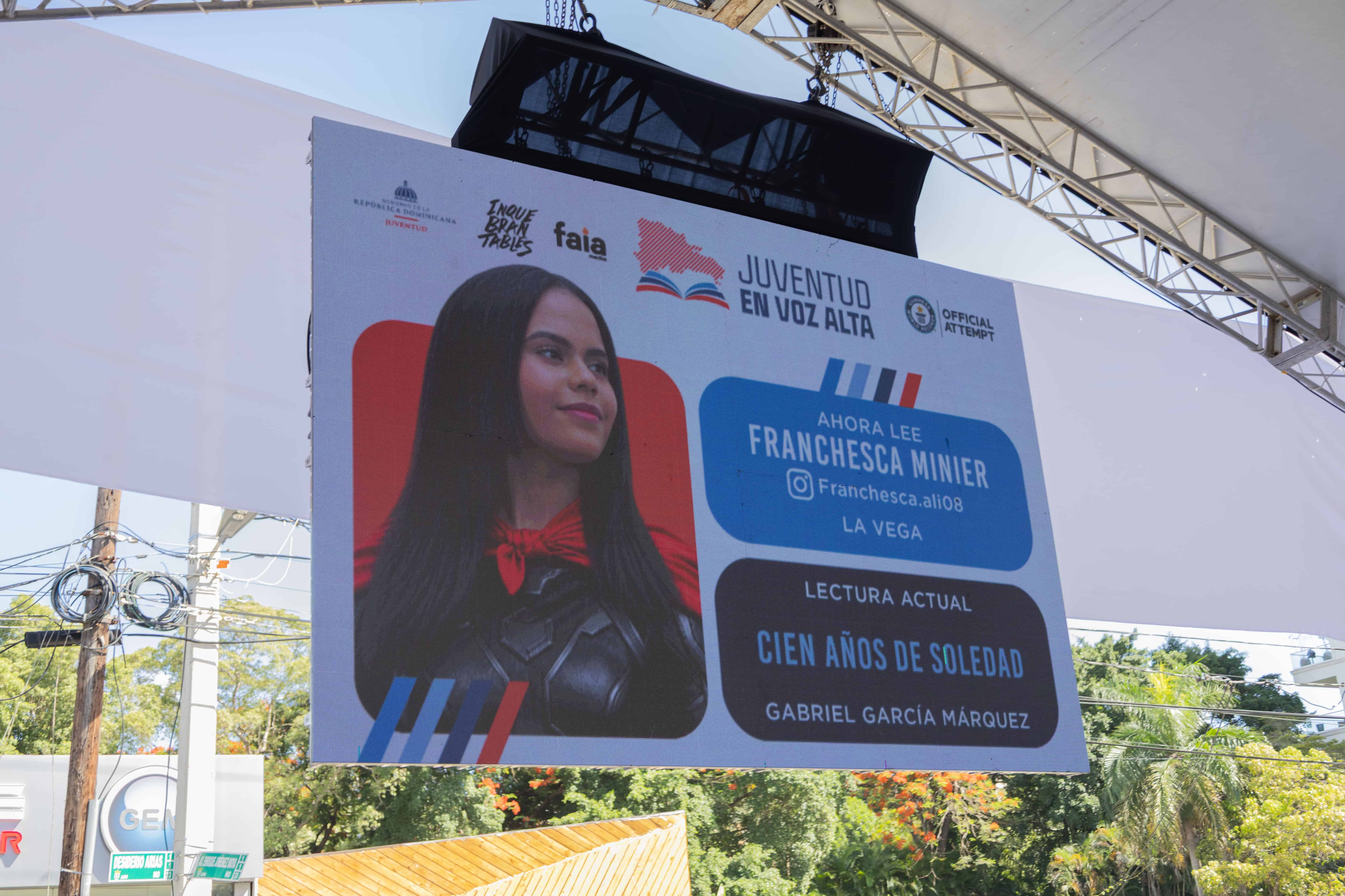 Una de las chicas es mostrada en pantalla.