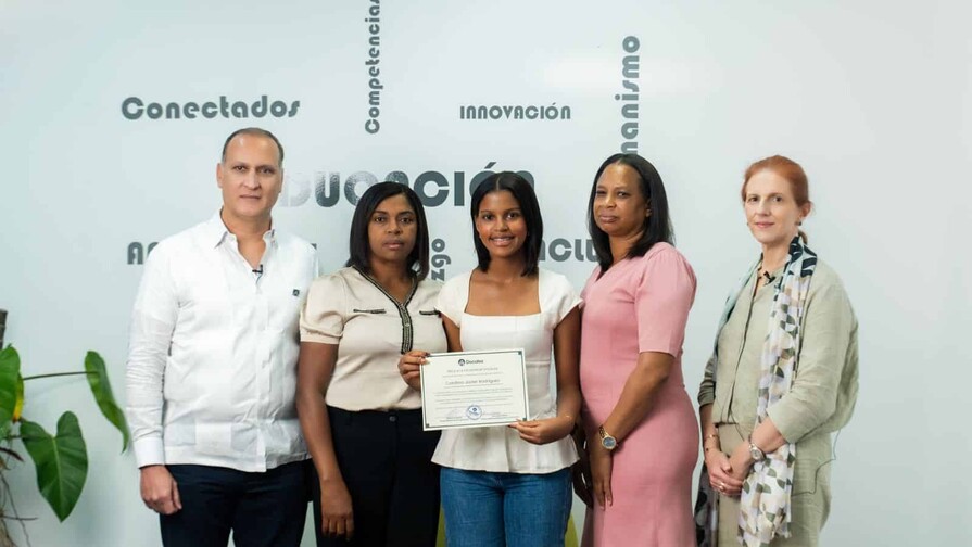 Empresa Dominicana de Cales entrega su primera Beca a la Excelencia Empresa Dominicana de Cales entrega su primera Beca a la Excelencia