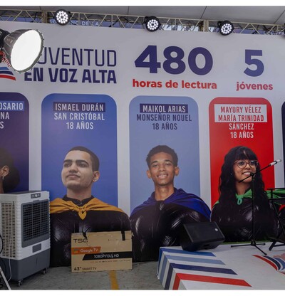 Cinco j&oacute;venes buscan devolver a Rep&uacute;blica Dominicana el r&eacute;cord Guinness de lectura en voz alta