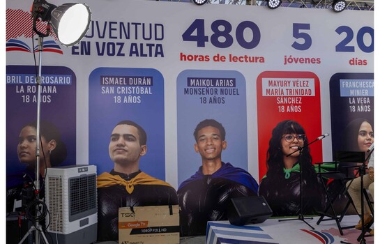 Cinco j&oacute;venes buscan devolver a Rep&uacute;blica Dominicana el r&eacute;cord Guinness de lectura en voz alta