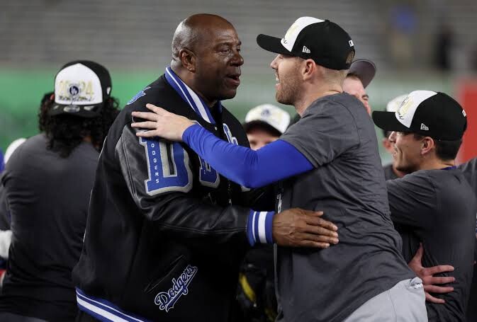 Denuncian acuerdos ocultos entre magnate Walter y Magic Johnson tras compra de los Dodgers Denuncian acuerdos ocultos entre magnate Walter y Magic Johnson tras compra de los Dodgers