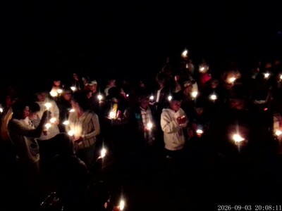 Estudiantes de Los Fríos encienden velas por terminación de liceo