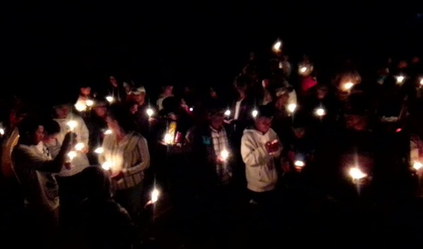 Estudiantes de Los Fr&iacute;os, Padre Las Casas, encienden velas para reclamar la terminaci&oacute;n de su liceo
