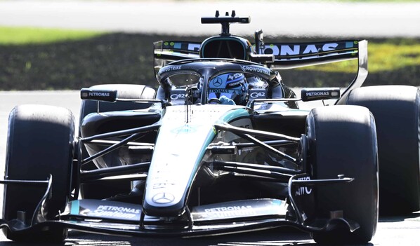 Russell enfr&iacute;a la euforia de los tifosi en ensayos libres en Monza