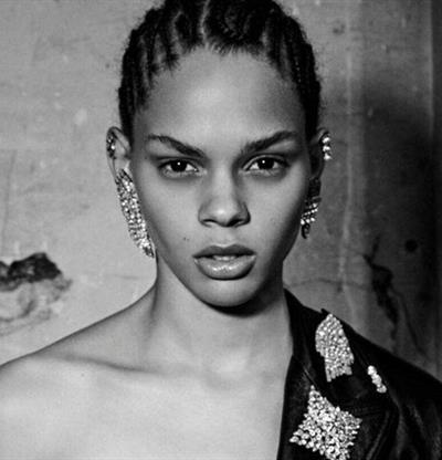 La modelo dominicana Hiandra Mart&iacute;nez debuta como rostro de YSL Beauty