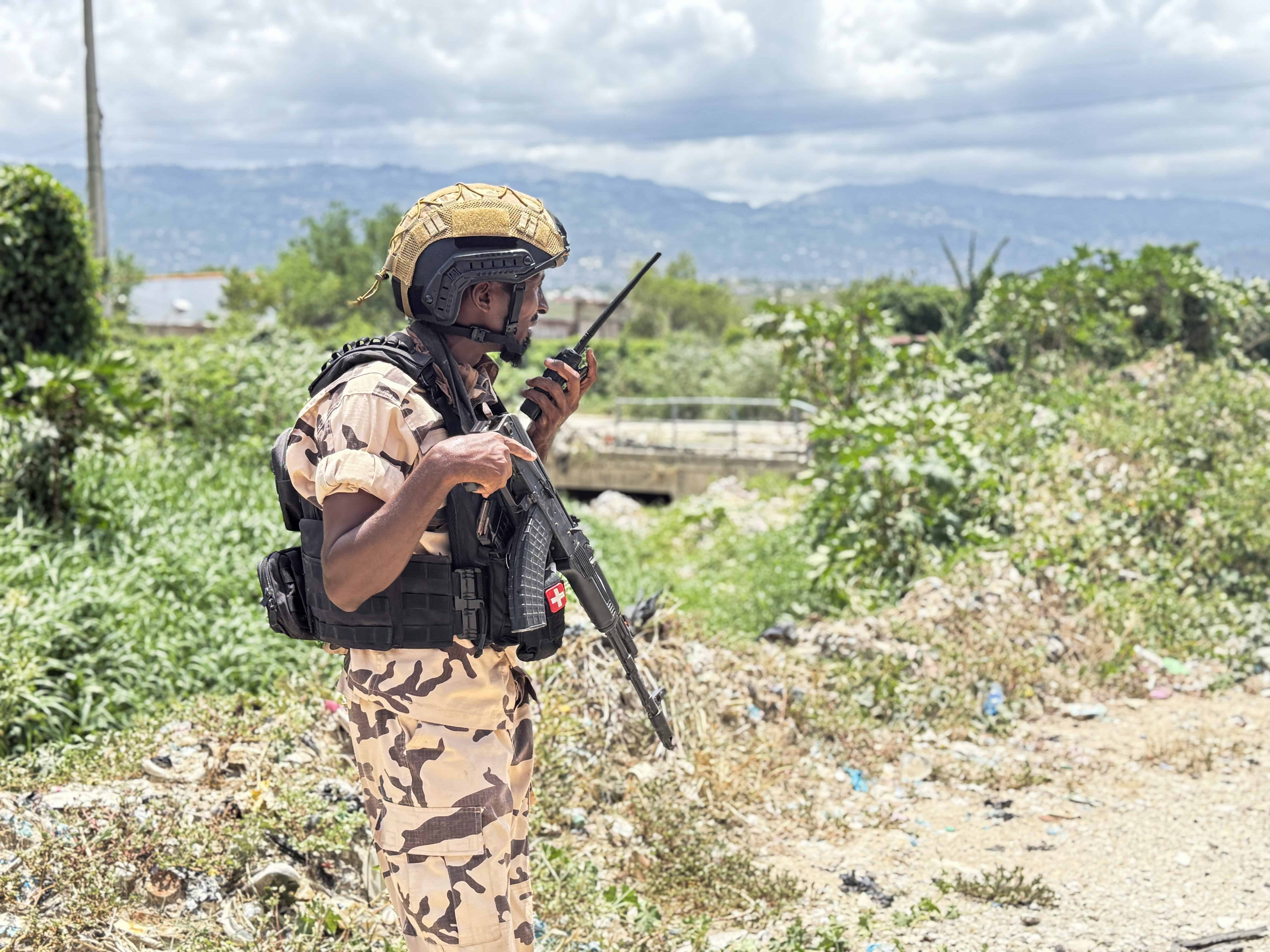 Soldado de la Fuerza de Supresión de Pandillas que form parte de un contingente que tendrá 5,500 efectivos.