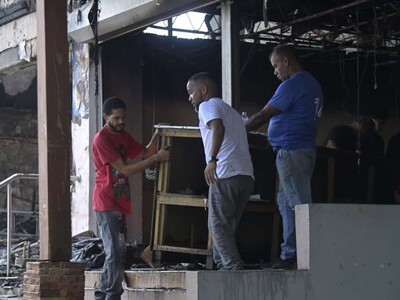 Incendio frente a la UASD consume apartamentos y negocios