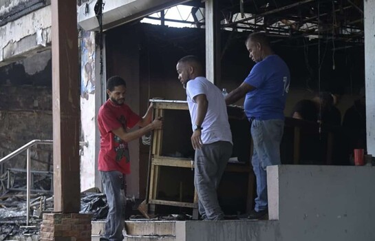 "Todos salimos huyendo": incendio frente a la UASD deja viviendas y negocios destruidos
