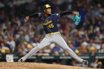 Cerveceros remontan pese a tropiezo de Abner Uribe y ponen a los Dodgers contra la pared