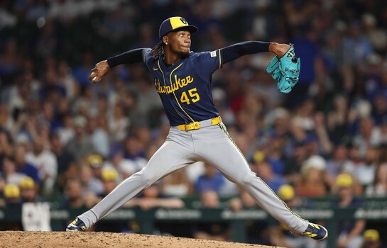 Cerveceros remontan pese a tropiezo de Abner Uribe y ponen a los Dodgers contra la pared
