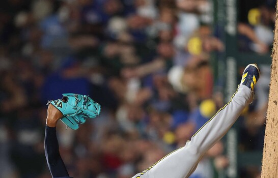 Abner Uribe, el brazo dominicano que sostiene el bullpen de Milwaukee