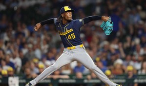 Abner Uribe, el brazo dominicano que sostiene el bullpen de Milwaukee