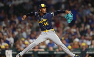 Abner Uribe, el brazo dominicano que sostiene el bullpen de Milwaukee