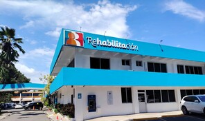 Padres se quejan por aumentos en terapias y Rehabilitaci&oacute;n responde