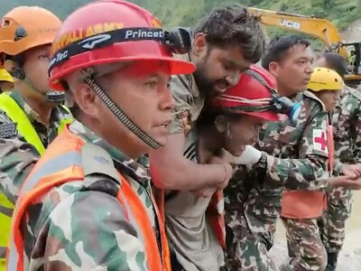 Rescatan dos trabajadores atrapados por deslave en Nepal