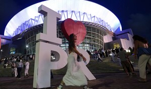 Rosal&iacute;a sale coron&aacute; de Puerto Rico tras atender la confesi&oacute;n de Young Miko en Lux Tour