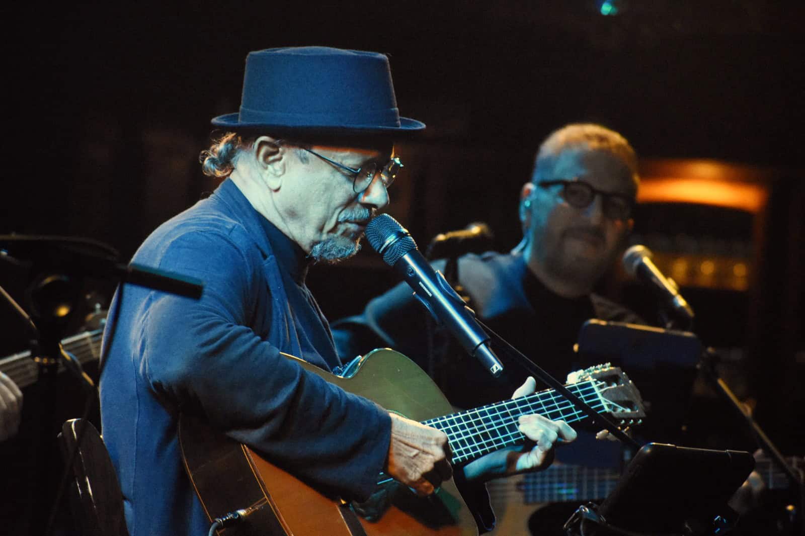 En primer plano, el cantautor José Antonio Rodríguez; detrás, el maestro Alex Mansilla, director musical de la banda, durante la presentación de "Como un bolero".<br>