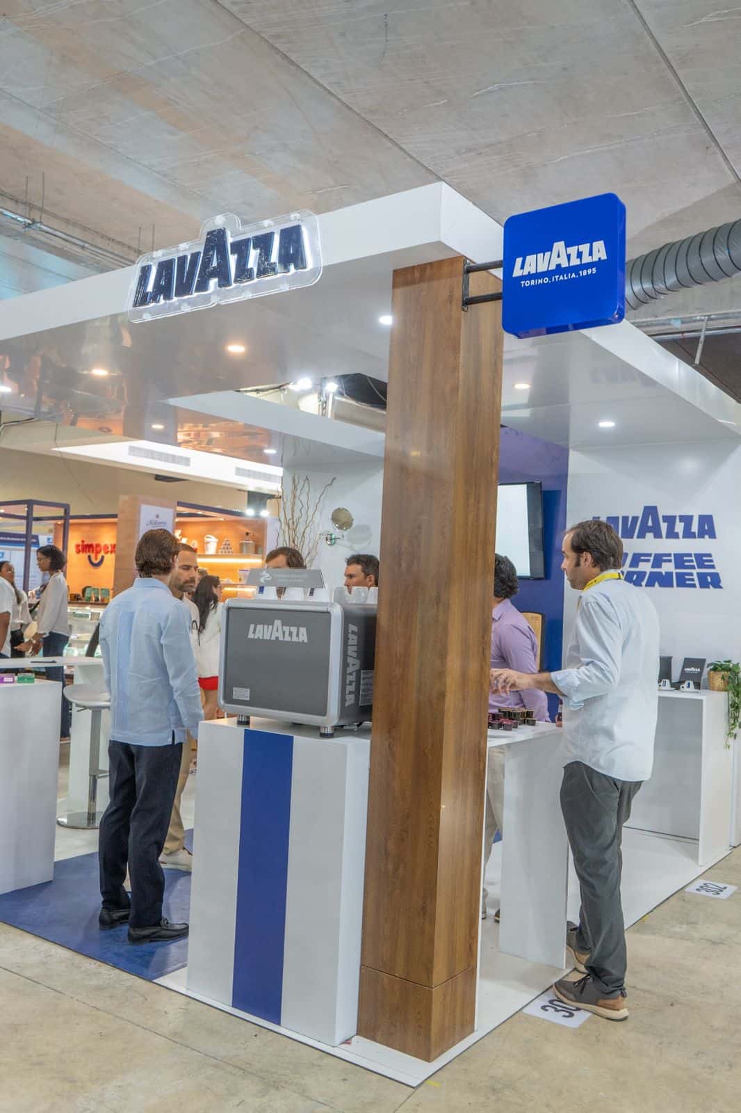 Ejecutivos de Lavazza en República Dominicana en la Expo Comercial de Asonahores.