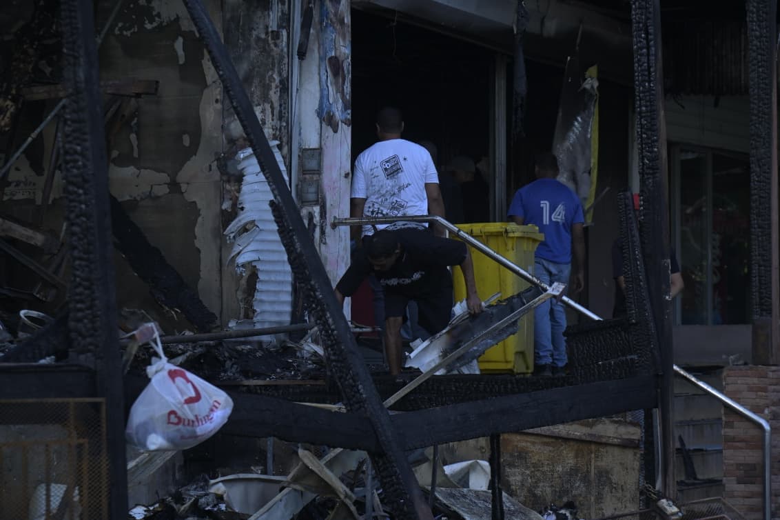 Entre los restos del inmueble quedaron pertenencias destruidas por las llamas.