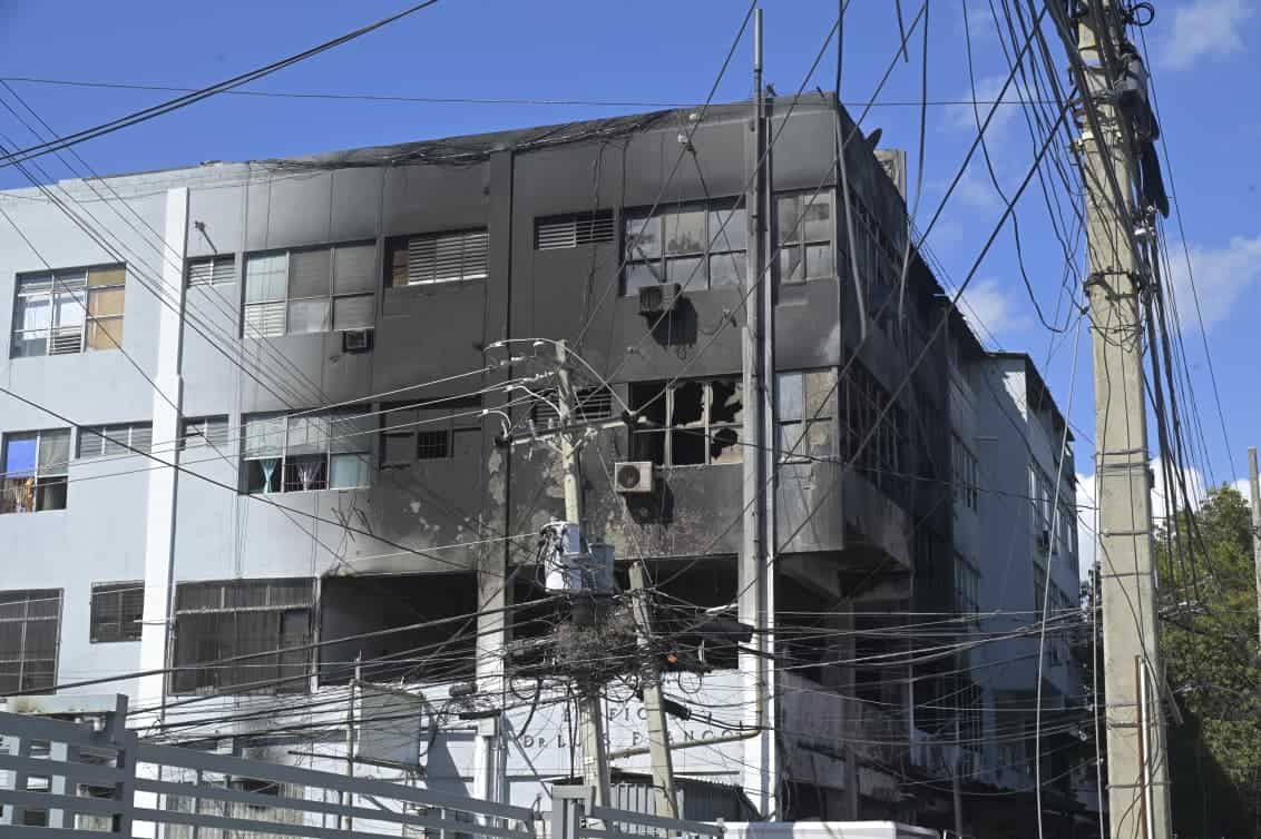 Parte de los daños provocados por el incendio en el edificio Dr. Luis Franco, frente a la Universidad Autónoma de Santo Domingo (UASD).