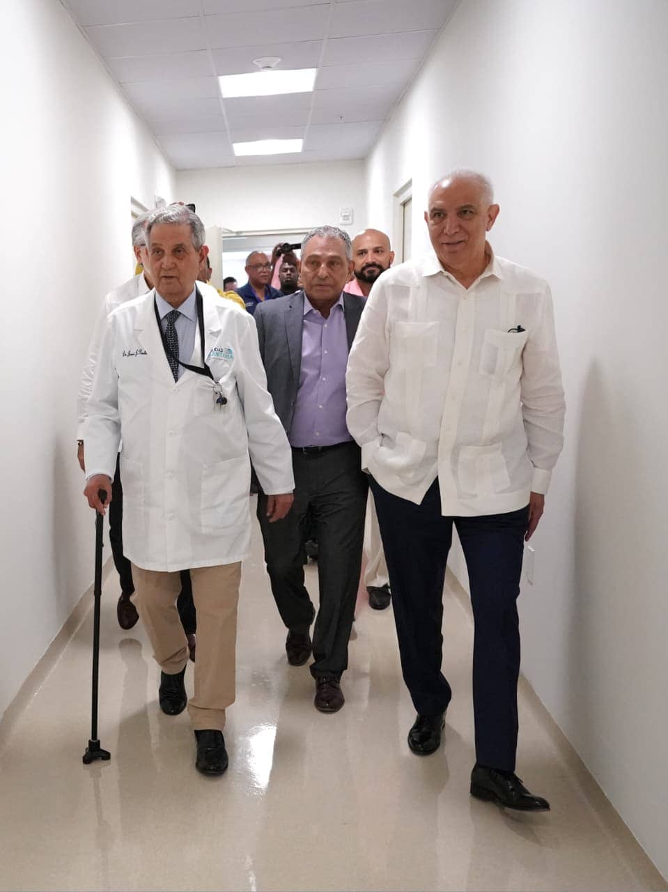 El doctor José Joaquín Puello y Ramón Tallaj durante el recorrido por la Ciudad Sanitaria Luis E. Aybar.